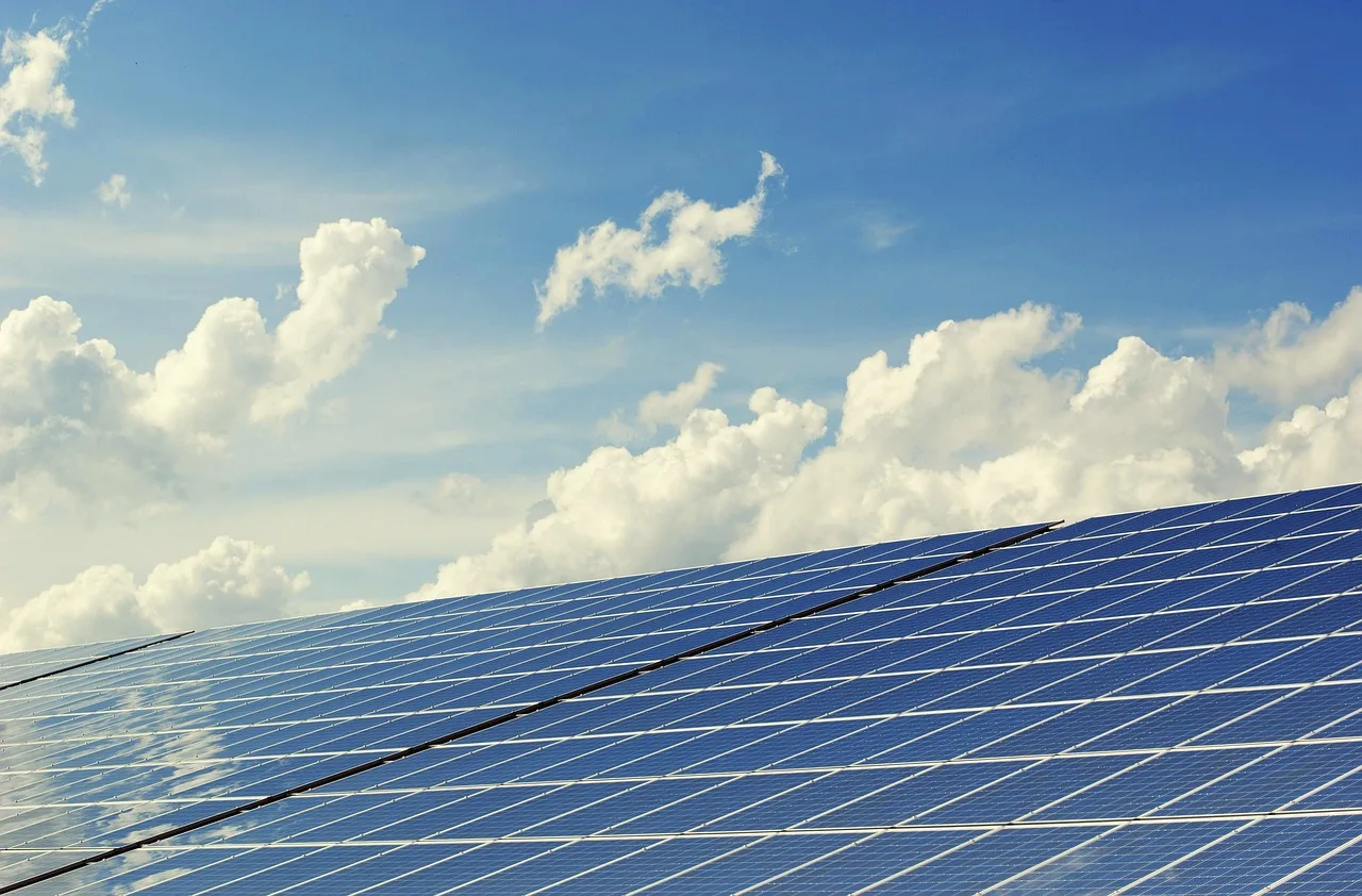 fotovoltaico, impianto fotovoltaico, sistema solare, solare, energia solare, celle a energia solare, produzione di energia, pannello solare, transizione energetica, energia, elettricità, natura, rinnovabile, campo solare, celle solari, sole, paradiso, voltaggio, tecnologia, ambiente, alimentazione elettrica, leggero, nuvole, energie rinnovabili