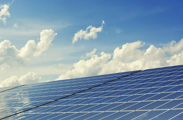 fotovoltaico, impianto fotovoltaico, sistema solare, solare, energia solare, celle a energia solare, produzione di energia, pannello solare, transizione energetica, energia, elettricità, natura, rinnovabile, campo solare, celle solari, sole, paradiso, voltaggio, tecnologia, ambiente, alimentazione elettrica, leggero, nuvole, energie rinnovabili. Contratti PPA: come funzionano e cosa valutare prima di firmare
