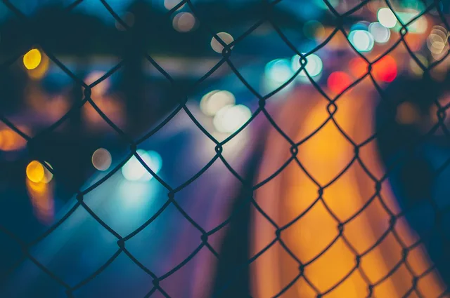 recinzione, collegamento chain, luci bokeh, traffico, recinzione di collegamento a catena, fili, demarcazione, sfocato, bokeh, luci, rete metallica. Raccolta dati ESG lungo la filiera: requisiti, strumenti e controlli