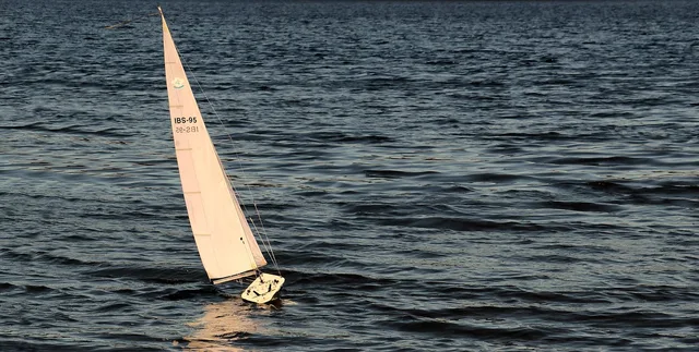barca a vela, veliero, nave, modellismo, rc modellismo, controllato in remoto, modello rc, modello di barca, telecomando barca a vela, giocattolo. Rendicontazione di sostenibilità: obblighi, dati e assurance