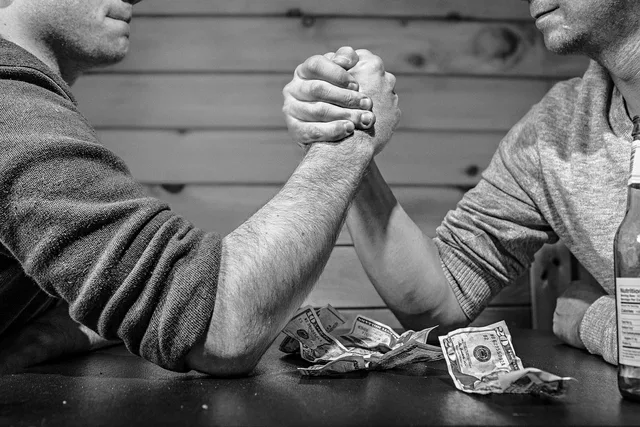 braccio di ferro, scommessa, monocromo, sport, concorrenza, combattimento, forza, potenza, uomini, mani, combattimento con le braccia, soldi, fatture, scommesse, gioco d'azzardo, bianco e nero, forza, forza, forza, forza, soldi, soldi, soldi, soldi, soldi. Scenari 2030 dell'IA in impresa: competenze, infrastrutture e modelli organizzativi